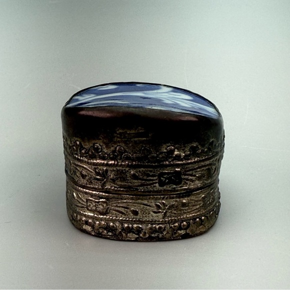 Antique Chinese Porcelain 
Embossed Tin Shard Box - Picture 7 of 12